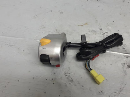 Baksidan på Styrelreglage från en Suzuki VL 800 -2009 motorcykel.