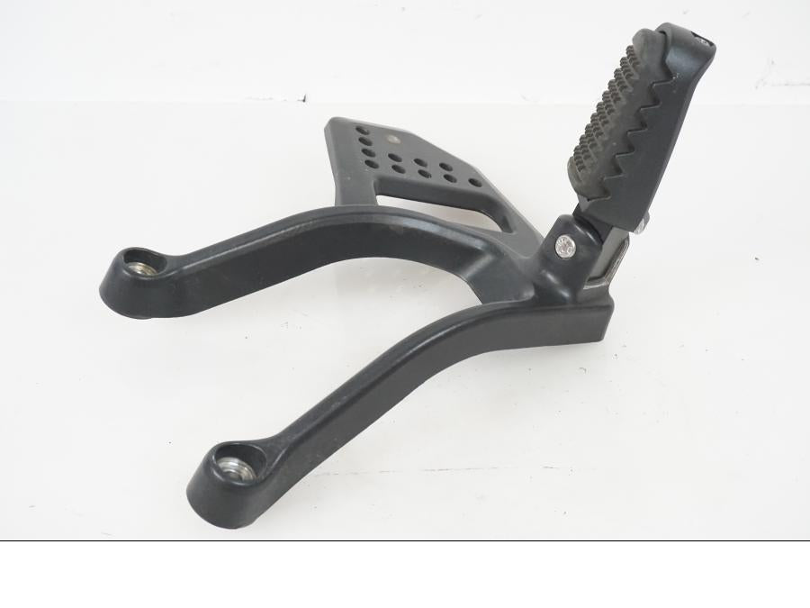 Framsidan på Fotpinnefäste från en H-D Adventure Pan America Special RA1250S -2021 motorcykel.