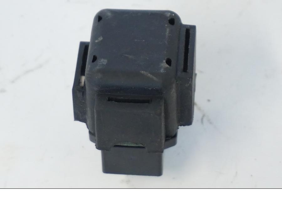 Snett uppifrån på Startrelä från en Honda SH 300 A -2011 scooter.