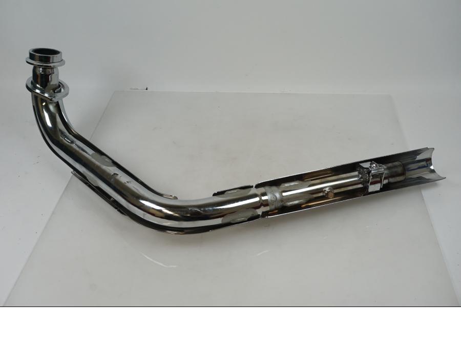 Baksidan på Avgassystem från en Yamaha XV 1600 -2002 motorcykel.