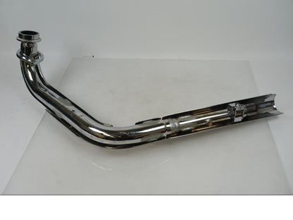 Baksidan på Avgassystem från en Yamaha XV 1600 -2002 motorcykel.