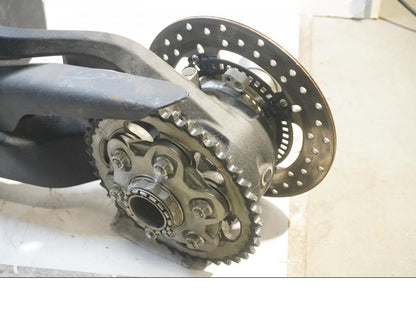 Baksidan på Sving från en Ducati Monster 1200 -2016 motorcykel.