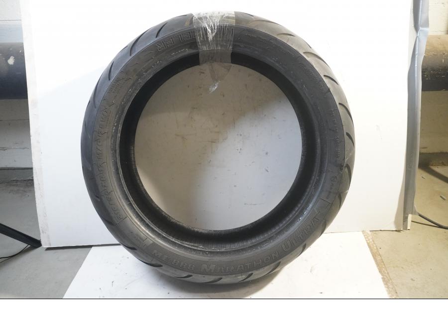 Framsidan på <p>Bikepart-däck, modell utan specifik årsmodell och med okänt skick, erbjuder standardegenskaper för cyklar. Däckets exakta prestanda och användningshistorik är inte specificerade, vilket innebär att eventuella defekter eller slitage ej har bedömts.</p> motorcykel.