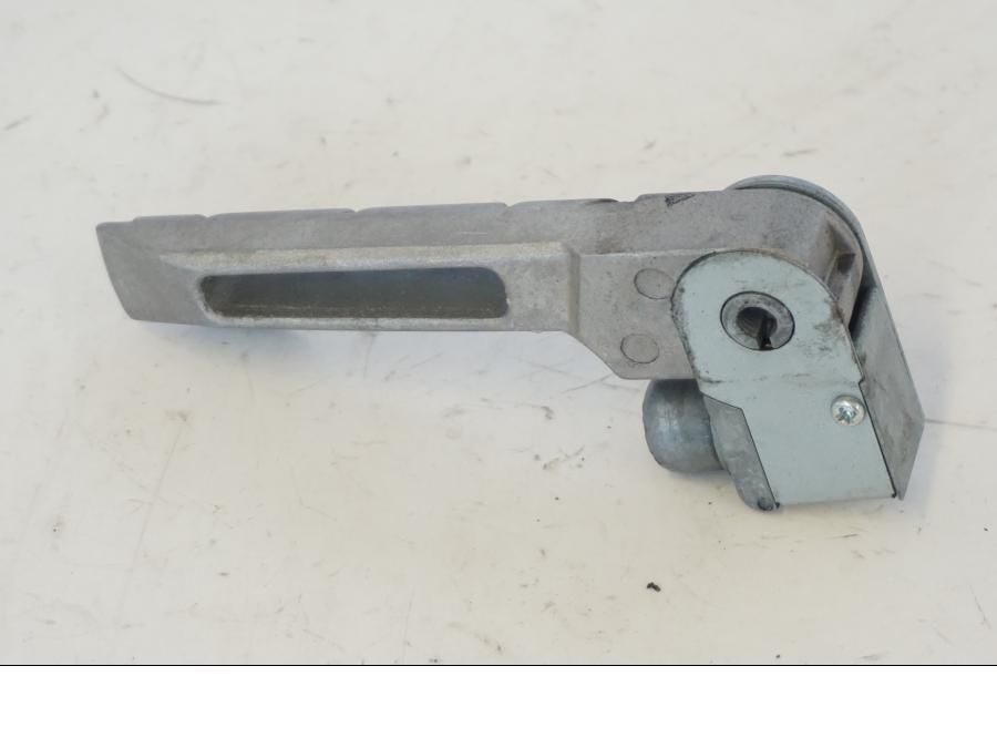 Snett nerifrån på Fotpinne från en Kymco Agility 125 -2019 scooter.