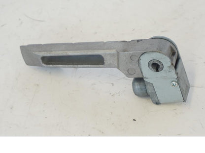 Snett nerifrån på Fotpinne från en Kymco Agility 125 -2019 scooter.