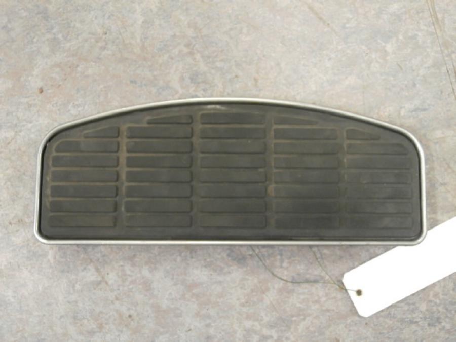 Framsidan på Fotplatta från en Suzuki VLR 1800 -2008 motorcykel.