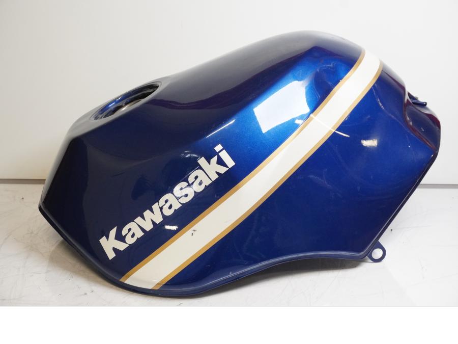 Snett nerifrån på Bensintank från en Kawasaki ZX-10 -2014 motorcykel.