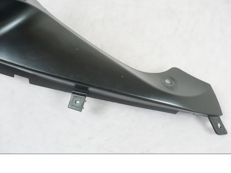 Vänster sida på Luftintag från en Suzuki GSX-R 750 -2006 motorcykel.