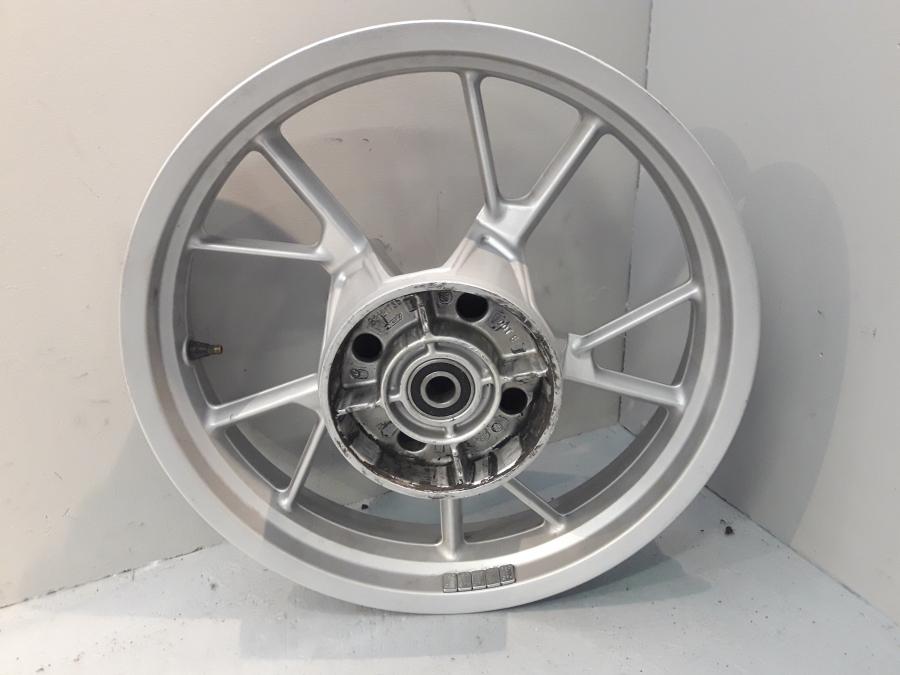 Baksidan på Fälg från en BMW F 650 GS -2008 motorcykel.