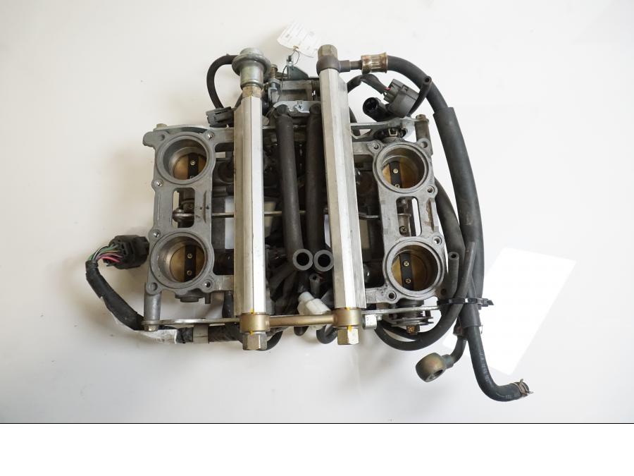 Höger sida på Spjällhus från en Honda VFR 800 -1998 motorcykel.