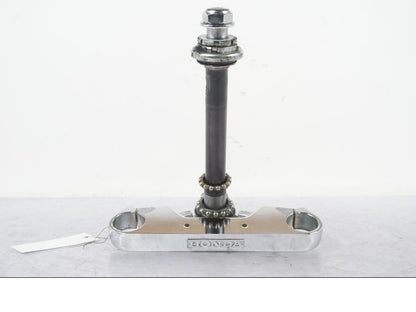 Framsidan på Gaffelkrona från en Honda VT 600 C -1998 motorcykel.