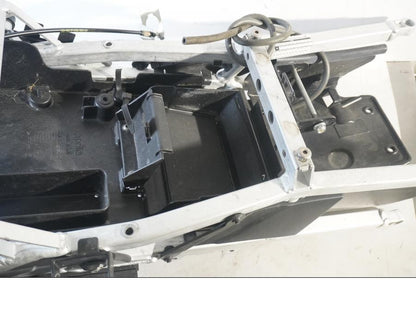 Höger sida på Bakram från en Aprilia RSV 1000 -2008 motorcykel.