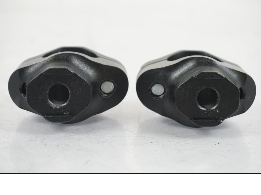 Vänster sida på Styrfäste från en KTM 1290 Super Duke R EVO -2023 motorcykel.