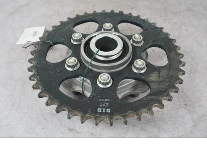 Framsidan på Drevfäste från en Ducati Multistrada V4 -2024 motorcykel.