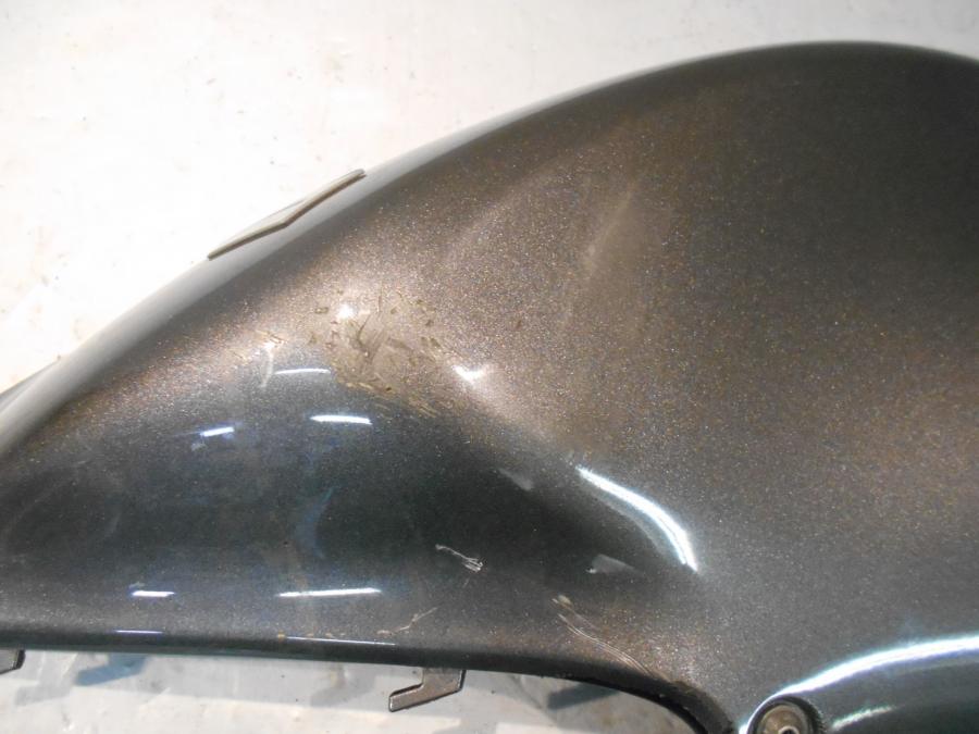 Höger sida på Bensintankskåpa från en Suzuki DL 650 -2013 motorcykel.