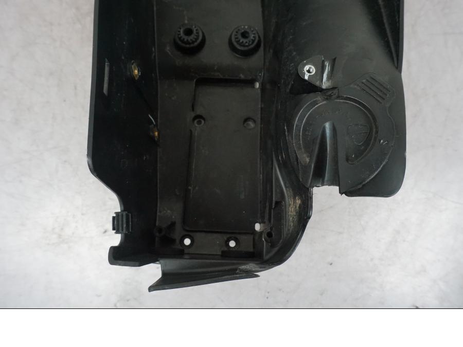 Snett uppifrån på Undertail från en Ducati Multistrada V4 -2024 motorcykel.