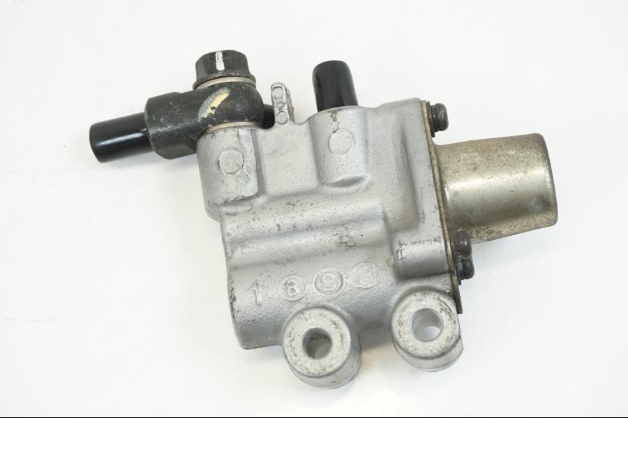 Snett uppifrån på Bromsfördelare från en Honda XL 1000 V -1999 motorcykel.