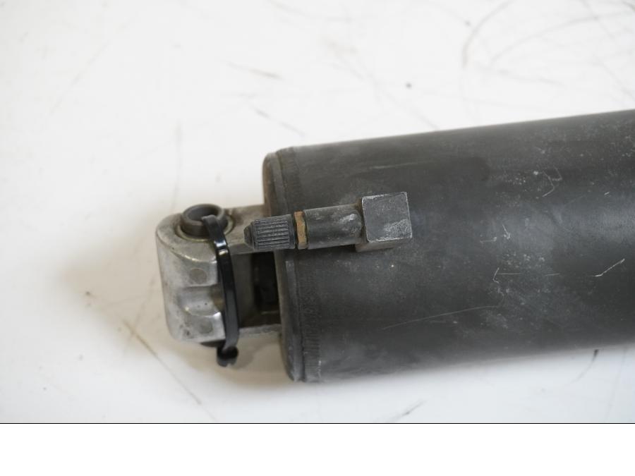 Baksidan på Stötdämpare från en Honda VF 750 S -1982 motorcykel.