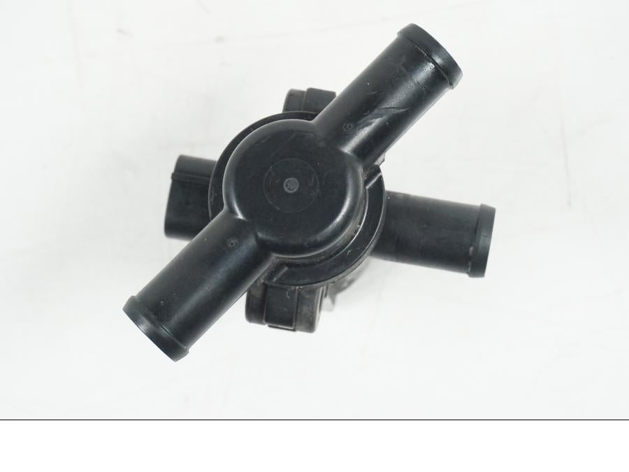 Vänster sida på Second Air från en Ducati Hyperstrada -2013 motorcykel.