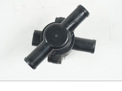 Vänster sida på Second Air från en Ducati Hyperstrada -2013 motorcykel.