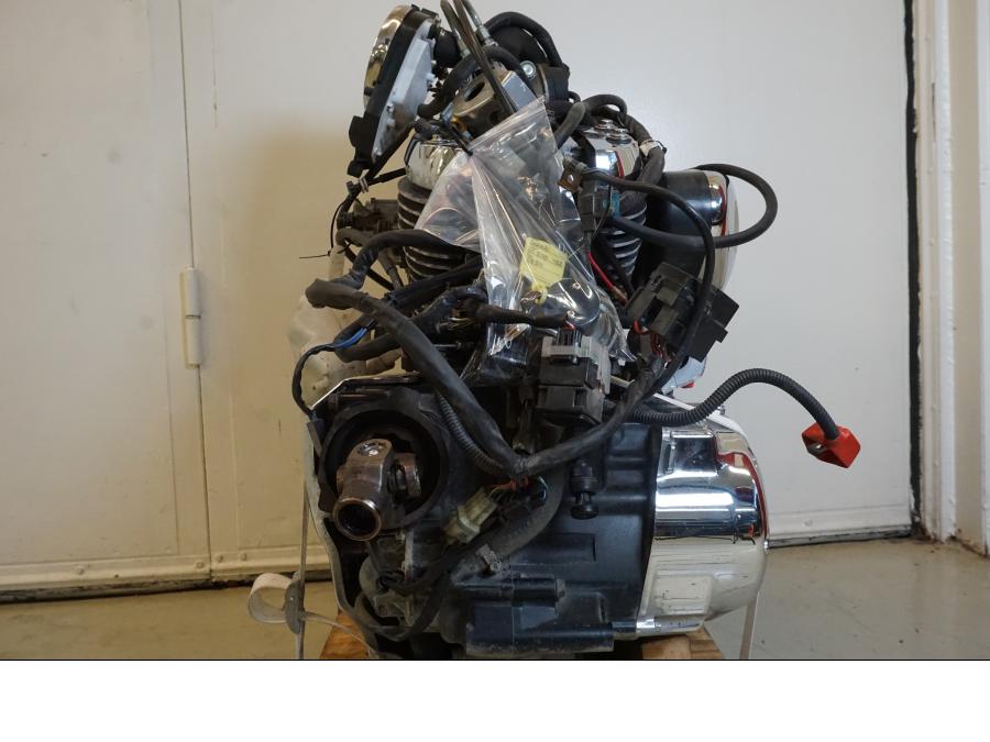 Vänster sida på Motorpaket från en Suzuki VL 800 -2002 motorcykel.
