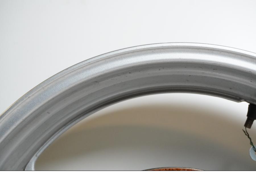 Snett nerifrån på Fälg från en Yamaha YZF 1000 R -1998 motorcykel.