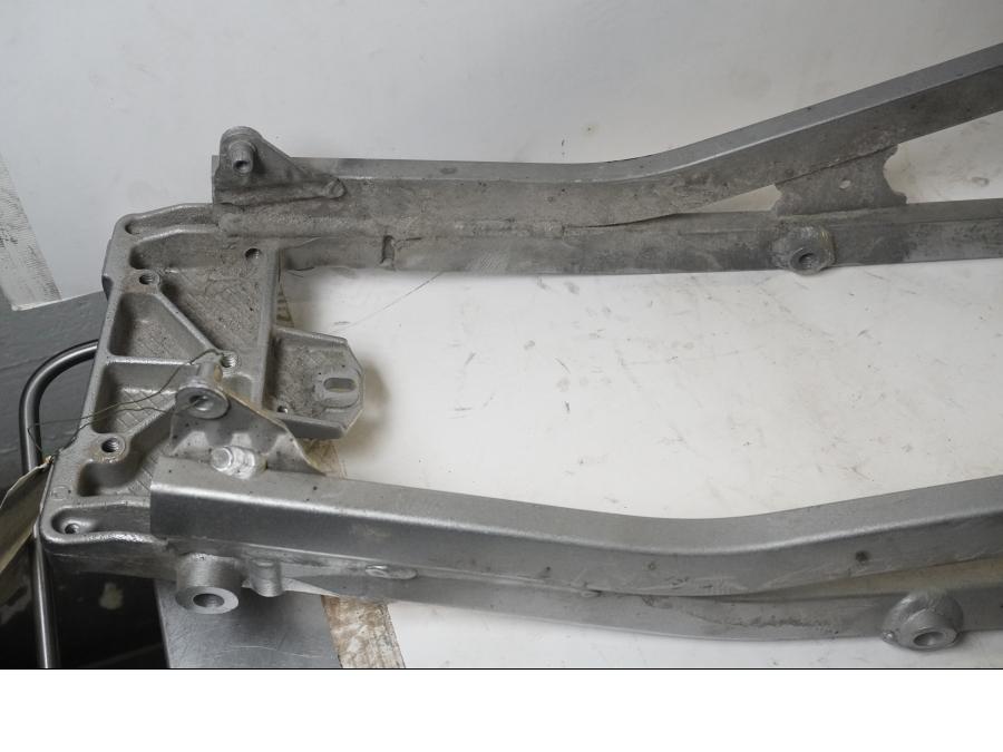 Höger sida på Bakram från en Yamaha XT 1200 Z -2011 motorcykel.