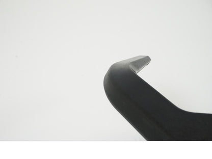 Snett nerifrån på Passagerarhandtag från en KTM 1190 Adventure -2013 motorcykel.