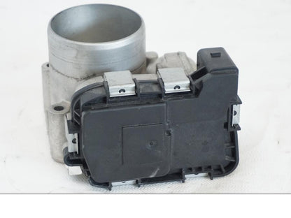 Framsidan på Spjällhus från en BMW K 1600 -2015 motorcykel.