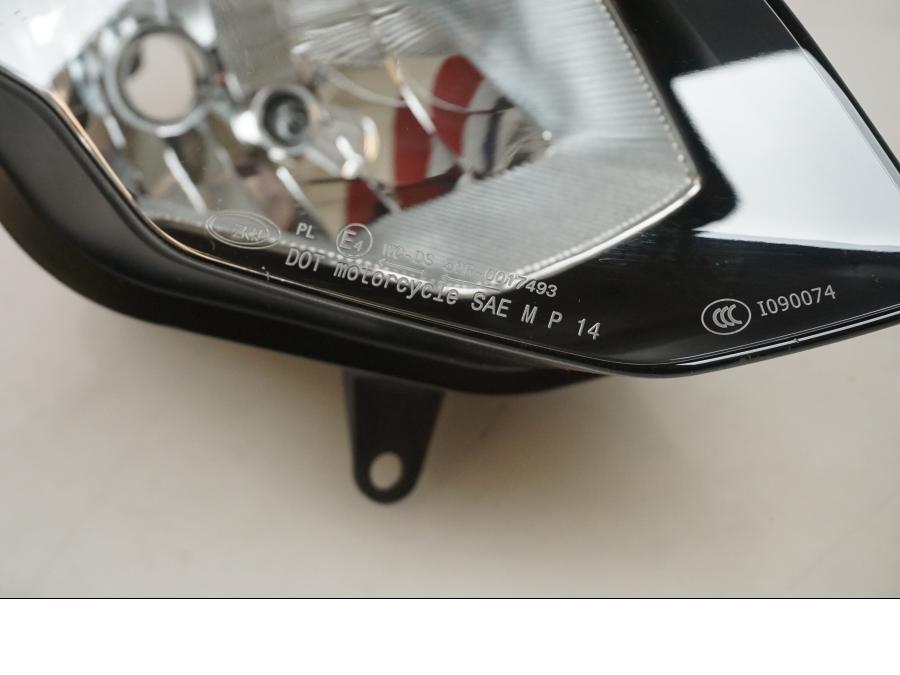 Snett nerifrån på Strålkastare från en BMW S 1000 RR -2016 motorcykel.