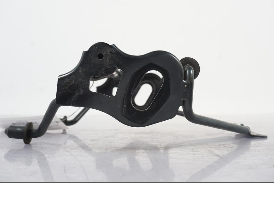 Snett nerifrån på Strålkastarfäste från en Suzuki GSF 1250 -2010 motorcykel.