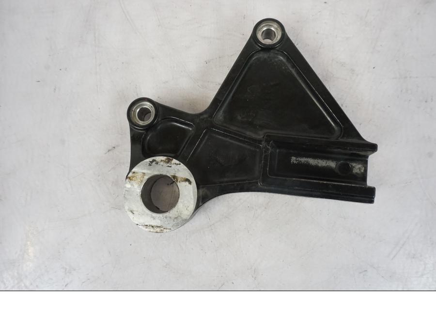 Framsidan på Bromsoksfäste från en Kawasaki ER-6N -2008 motorcykel.