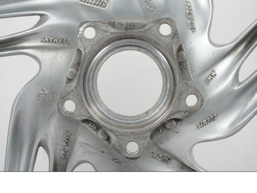 Extrabild3 på Fälg från en BMW R 1200 GS -2005 motorcykel.