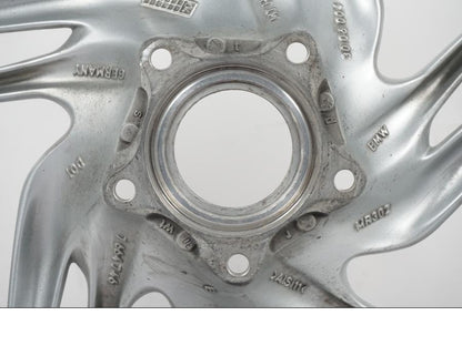 Extrabild3 på Fälg från en BMW R 1200 GS -2005 motorcykel.