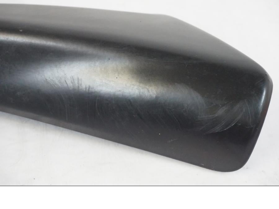 Snett nerifrån på Värmeskydd från en KTM 390 Adventure -2021 motorcykel.