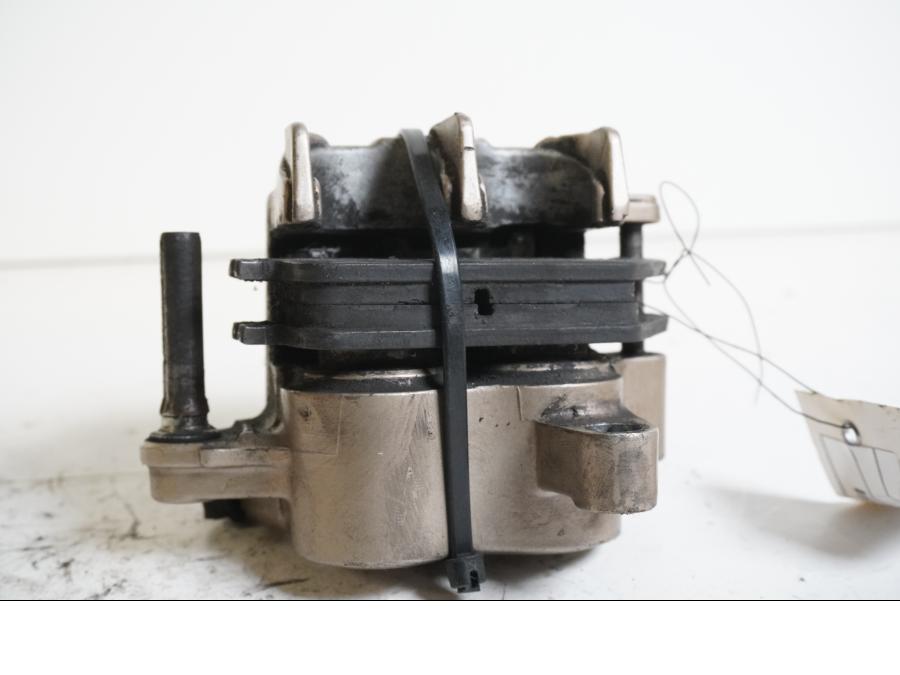 Höger sida på <p>Bromsok höger fram från Honda VFR 750 F 1988.</p>

<p>Nissin, 2-kolv, saknar gummit vid glidfästet.</p>

<p>Okej skick.</p> motorcykel.