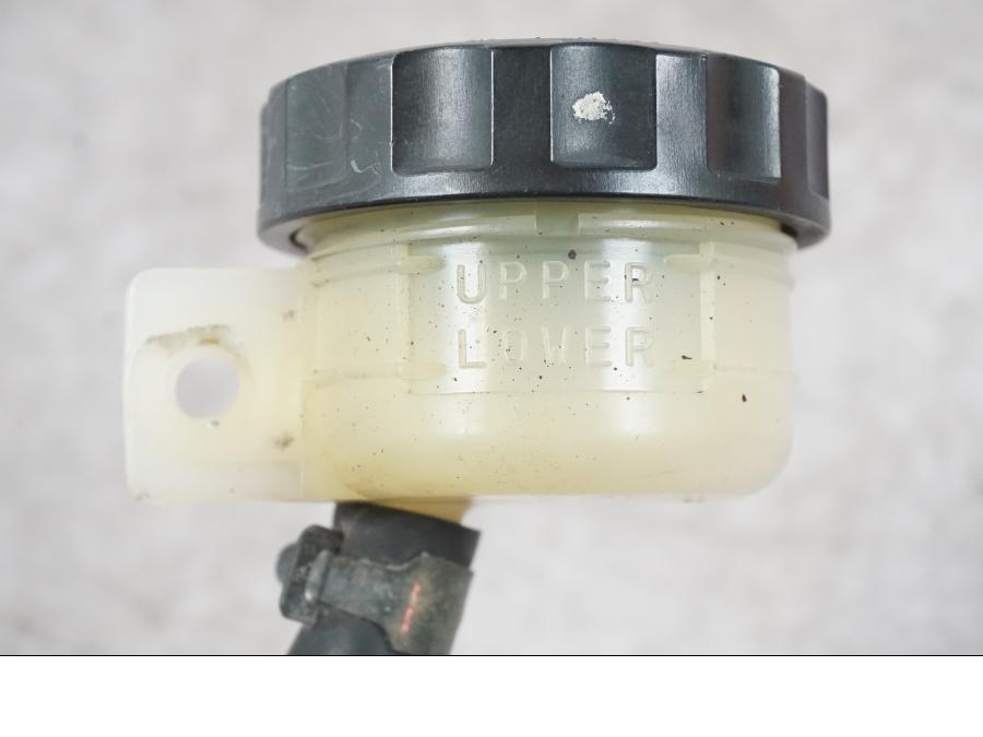 Snett nerifrån på Bromsvätskebehållare från en Kawasaki ZX-6R -2006 motorcykel.