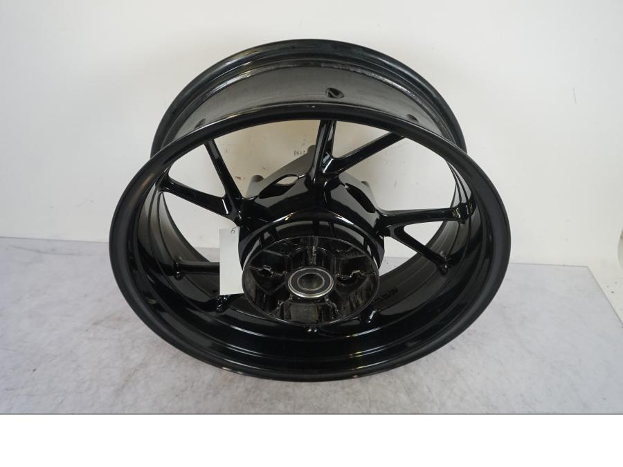 Höger sida på Fälg från en BMW S 1000 XR -2019 motorcykel.