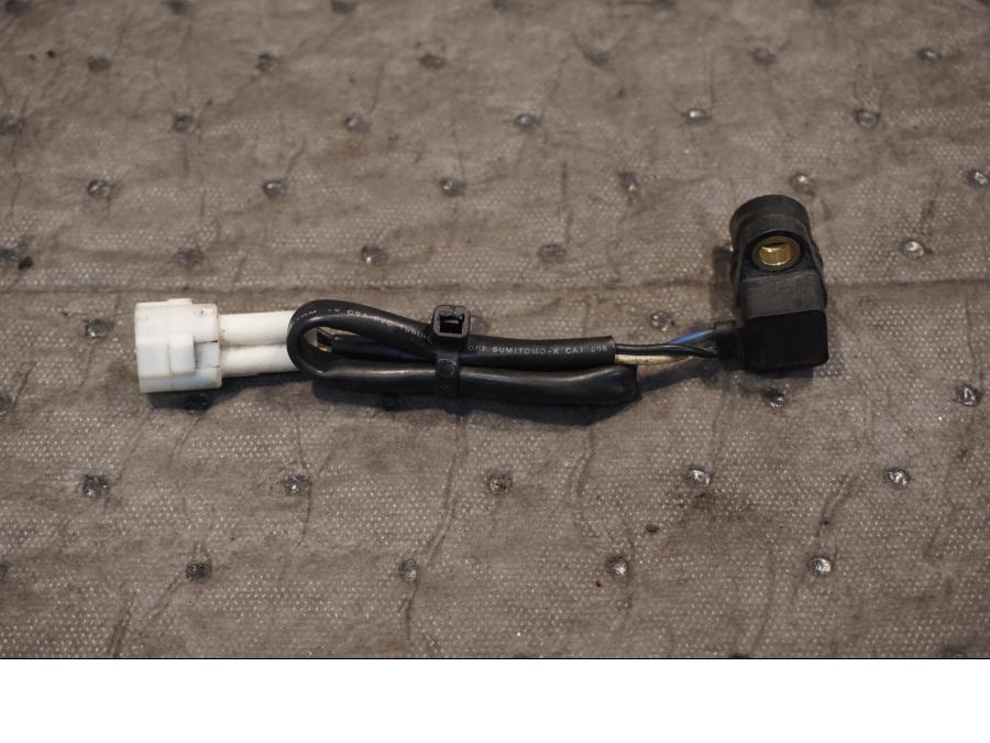 Framsidan på Kamaxelgivare från en Yamaha FJR 1300 -2004 motorcykel.