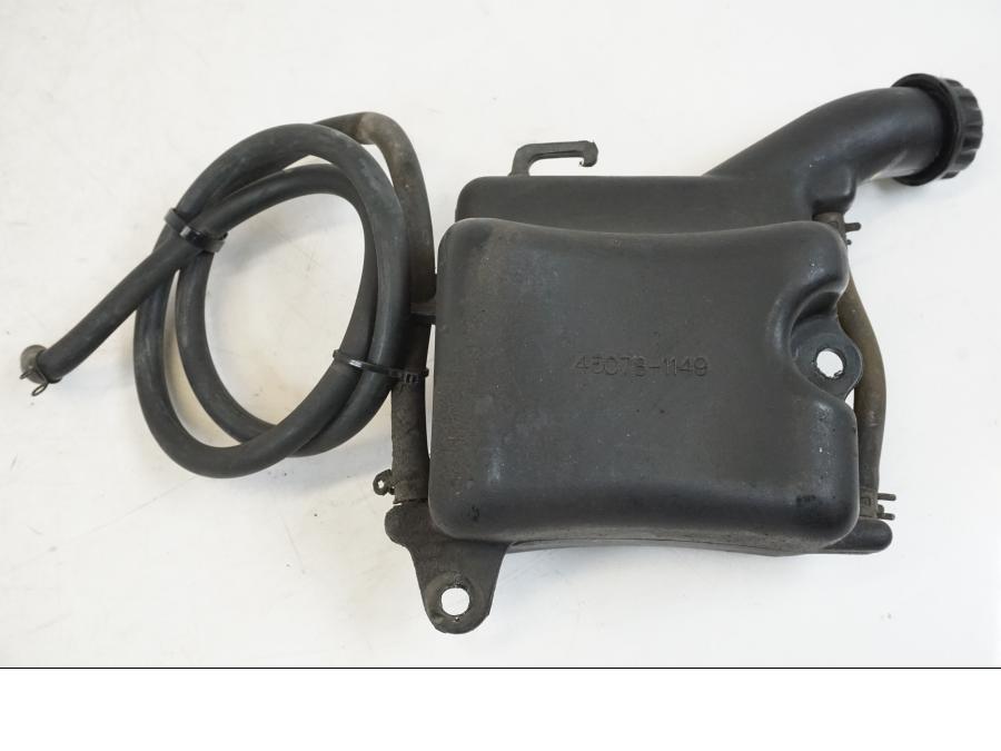 Framsidan på Vattenxpansionskärl från en Kawasaki VN 800 -2000 motorcykel.
