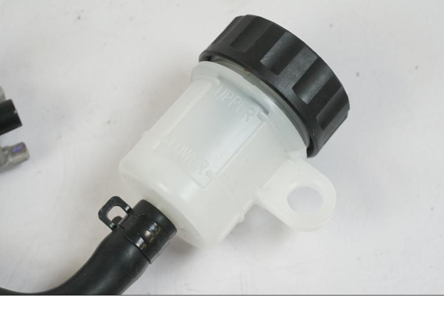 Snett uppifrån på Bromshuvudcylinder från en Kawasaki Z 900 -2021 motorcykel.