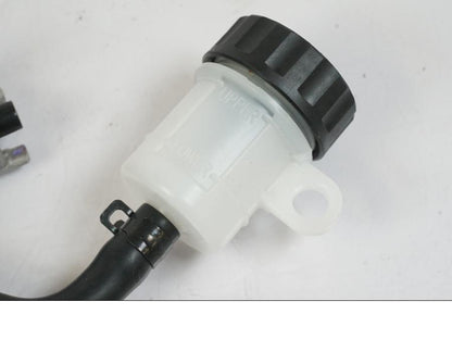 Snett uppifrån på Bromshuvudcylinder från en Kawasaki Z 900 -2021 motorcykel.