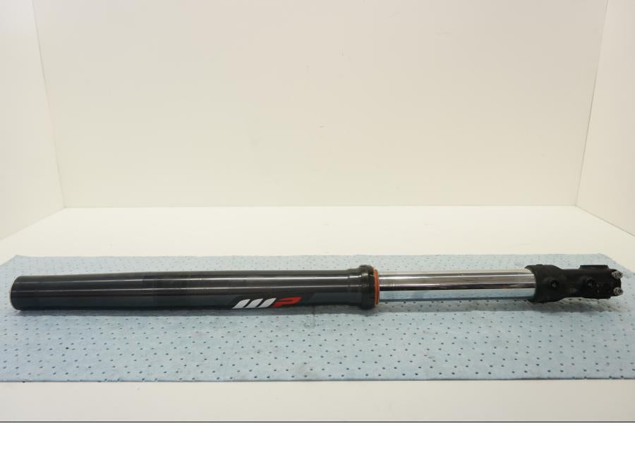 Baksidan på Gaffelben från en KTM 690 SMCR -2015 motorcykel.