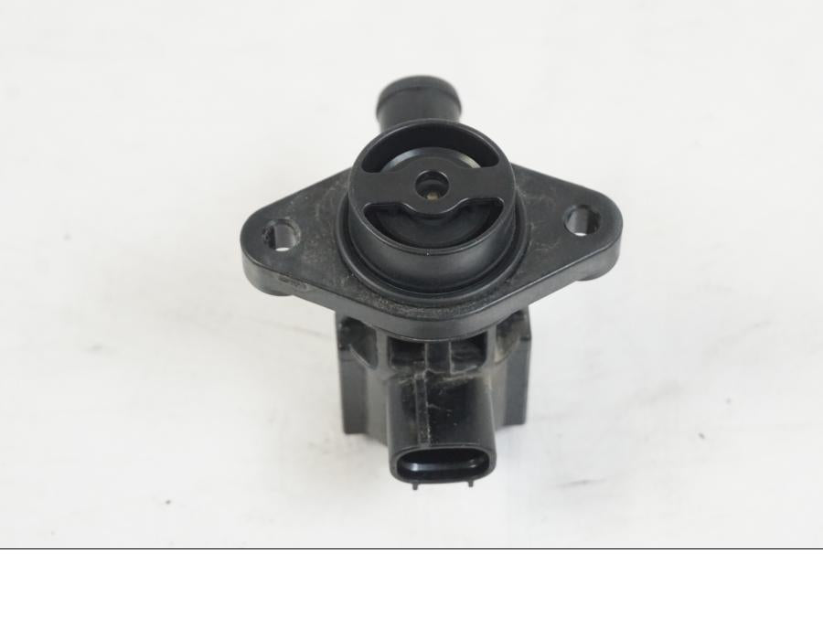 Vänster sida på Second Air från en Suzuki VZR 1800 -2009 motorcykel.