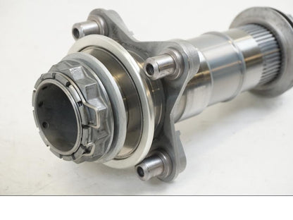 Baksidan på Axel från en Triumph Speed Triple -2021 motorcykel.