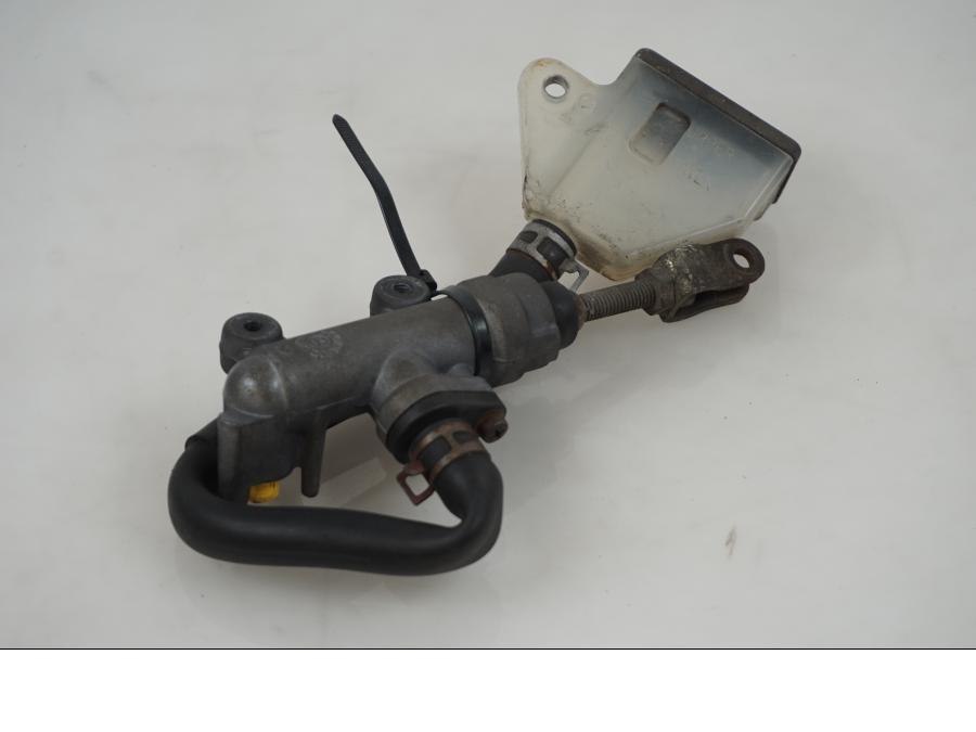 Framsidan på Bromshuvudcylinder från en Suzuki GS 500 -2004 motorcykel.