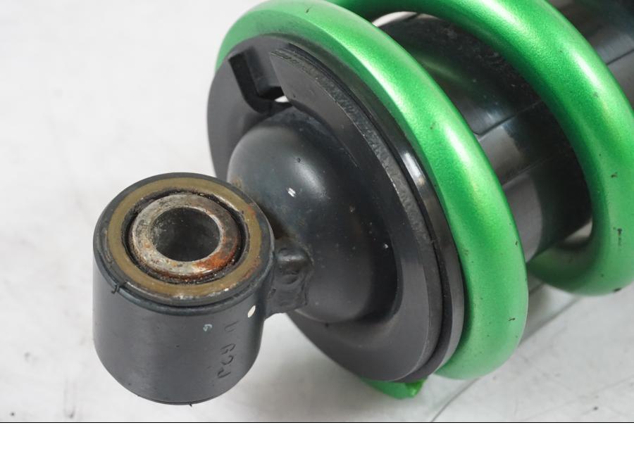 Baksidan på Stötdämpare från en Kawasaki ER-6N -2016 motorcykel.