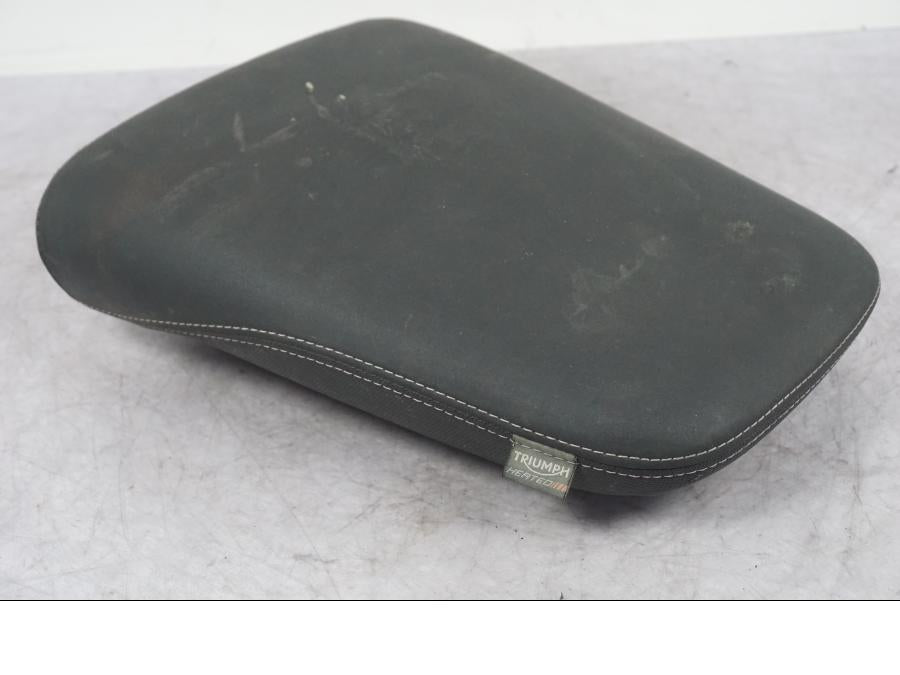 Framsidan på Sadel från en Triumph Tiger Explorer -2016 motorcykel.