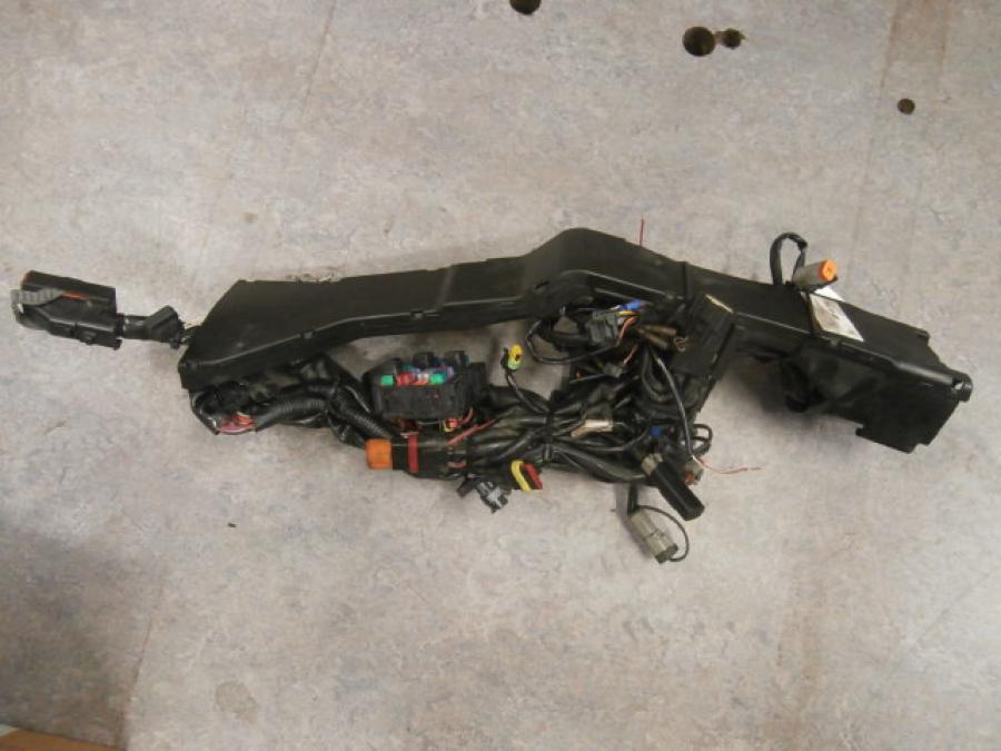 Framsidan på Kabelstam från en H-D Touring Road King Classic FLHRCI -2008 motorcykel.