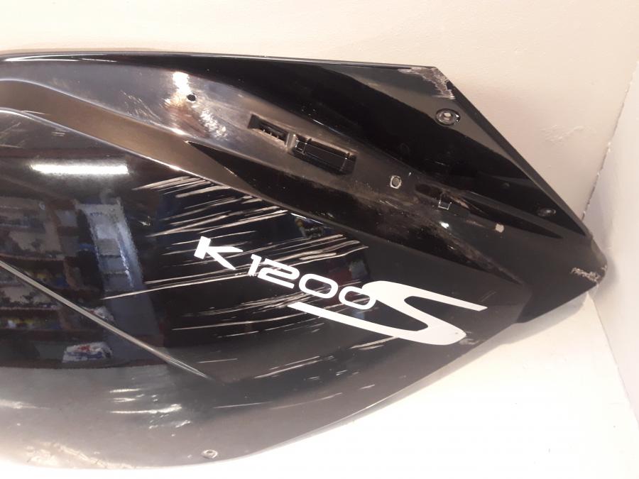 Baksidan på Sidkåpa från en BMW K 1200 S -2008 motorcykel.